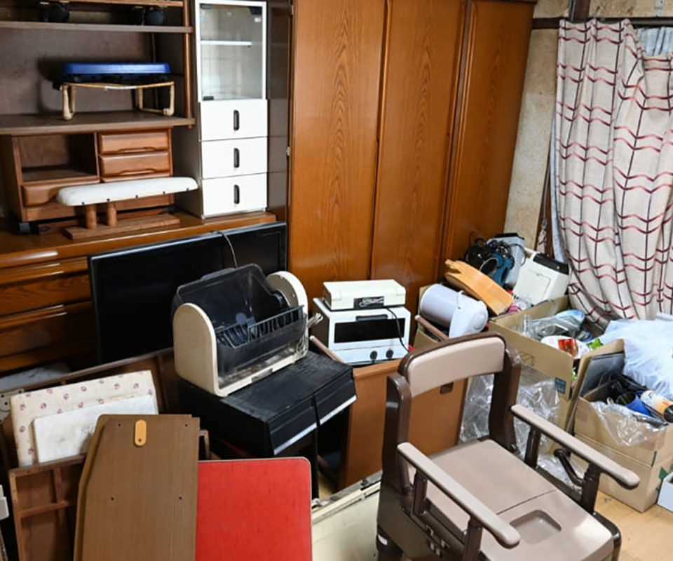 不要な荷物や家具がたくさんある